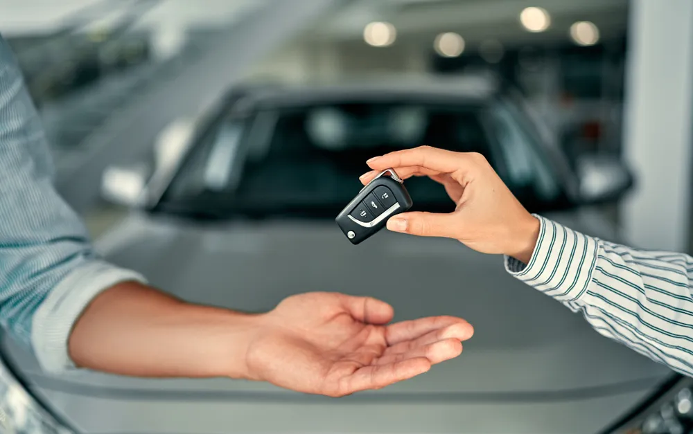 Close-up,Image,A,Man,Buys,A,Car,And,Receives,Keys